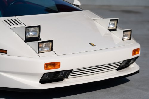Chrysler Rejected This Lamborghini Design, So It Came Back With 16 Cylinders And 4 Pop-Up Lights