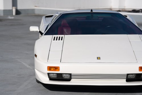 Chrysler Rejected This Lamborghini Design, So It Came Back With 16 Cylinders And 4 Pop-Up Lights