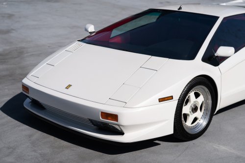 Chrysler Rejected This Lamborghini Design, So It Came Back With 16 Cylinders And 4 Pop-Up Lights