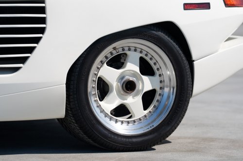 Chrysler Rejected This Lamborghini Design, So It Came Back With 16 Cylinders And 4 Pop-Up Lights