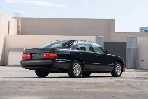 This 1,500-Mile Lexus LS400 Never Learned How To Spy On You