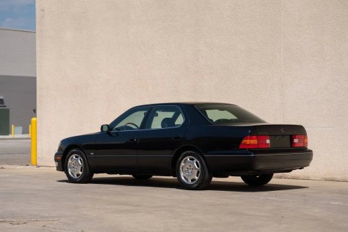 This 1,500-Mile Lexus LS400 Never Learned How To Spy On You