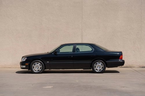 This 1,500-Mile Lexus LS400 Never Learned How To Spy On You