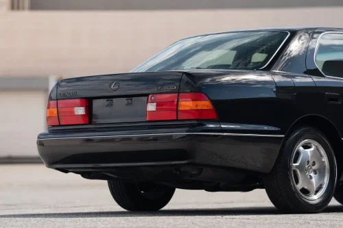 This 1,500-Mile Lexus LS400 Never Learned How To Spy On You
