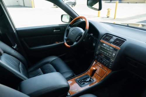 This 1,500-Mile Lexus LS400 Never Learned How To Spy On You