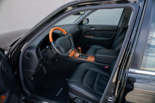 This 1,500-Mile Lexus LS400 Never Learned How To Spy On You