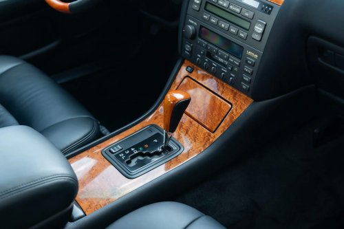This 1,500-Mile Lexus LS400 Never Learned How To Spy On You