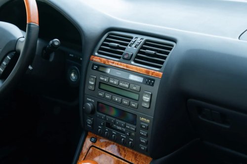 This 1,500-Mile Lexus LS400 Never Learned How To Spy On You