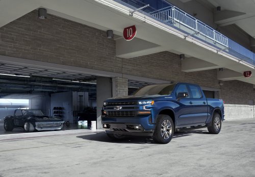 A Leaky Window Cost A GMC Sierra Owner $1,000, Now He’s Suing GM
