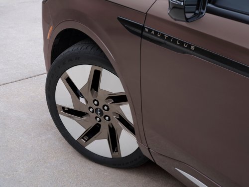 Lincoln Gives The 2027 Nautilus A Facelift And A ‘Black Eye’