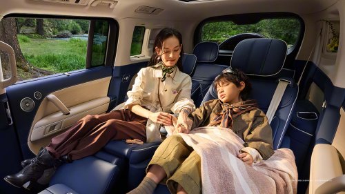 Huawei’s New Flagship SUV Runs 849 Miles On A Tank And A Battery