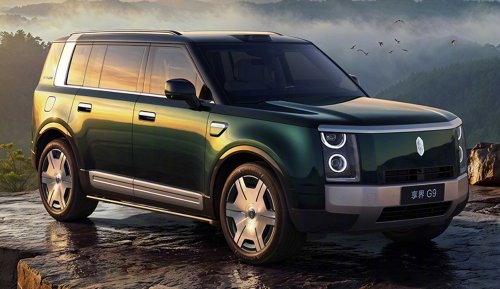 Huawei’s New Flagship SUV Runs 849 Miles On A Tank And A Battery