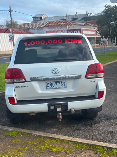 He Drove His Land Cruiser V8 To 999,999 Km, Then Left The Last One To The Next Buyer