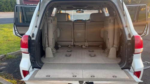 He Drove His Land Cruiser V8 To 999,999 Km, Then Left The Last One To The Next Buyer