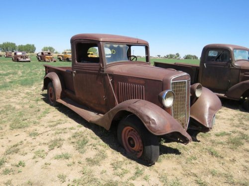 300 Classic Cars Are Going To Auction, Some Starting At Just 50 Cents