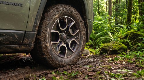 2027 Jeep Cherokee Trailhawk Debuts With A Lift And Real Off-Road Capability