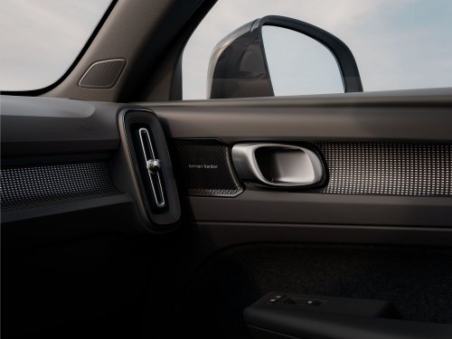 Volvo’s Decade-Old XC40 Refuses To Die, Gains Design And Tech Updates