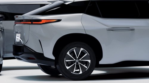 Someone Used The Photoshop Warp Tool On A Lexus In Real Life