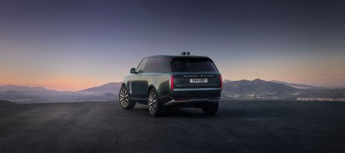 The Electric Range Rover Costs $25,000 More Than The Gas One And Tows A Ton Less