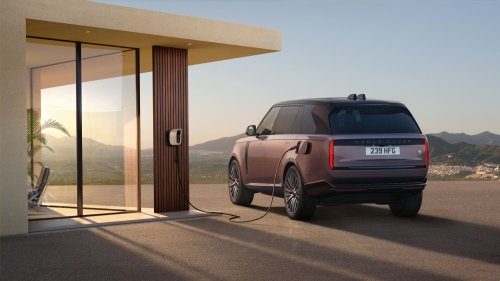 The Electric Range Rover Costs $25,000 More Than The Gas One And Tows A Ton Less