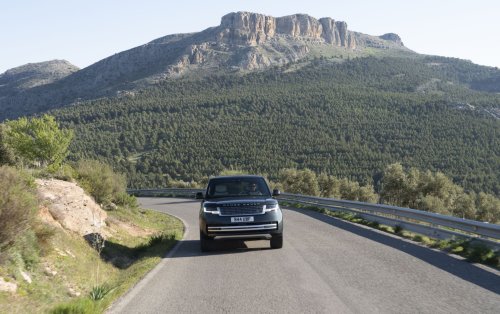 The Electric Range Rover Costs $25,000 More Than The Gas One And Tows A Ton Less