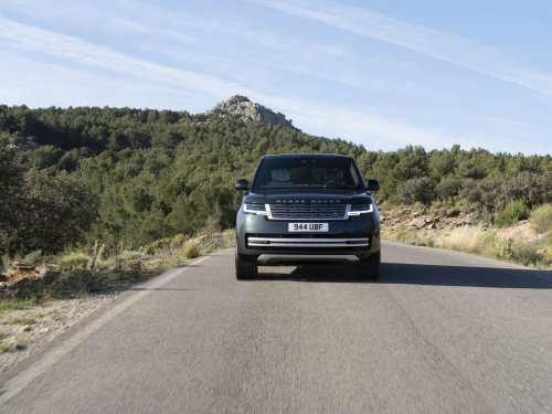 The Electric Range Rover Costs $25,000 More Than The Gas One And Tows A Ton Less