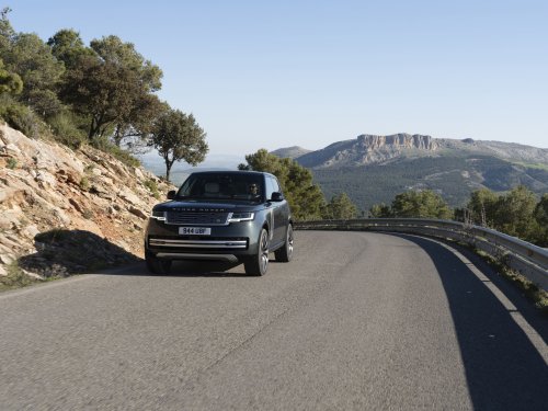 The Electric Range Rover Costs $25,000 More Than The Gas One And Tows A Ton Less