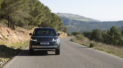 The Electric Range Rover Costs $25,000 More Than The Gas One And Tows A Ton Less