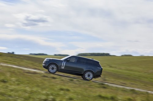 The Electric Range Rover Costs $25,000 More Than The Gas One And Tows A Ton Less