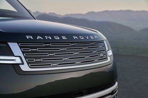 The Electric Range Rover Costs $25,000 More Than The Gas One And Tows A Ton Less