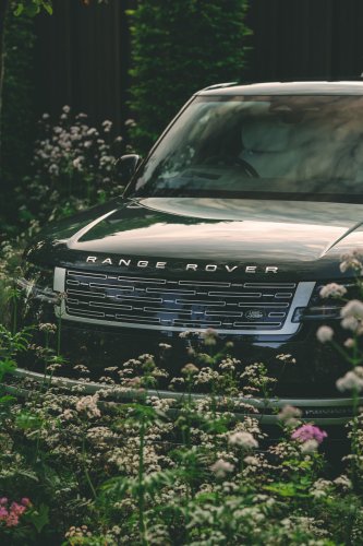 The Electric Range Rover Costs $25,000 More Than The Gas One And Tows A Ton Less