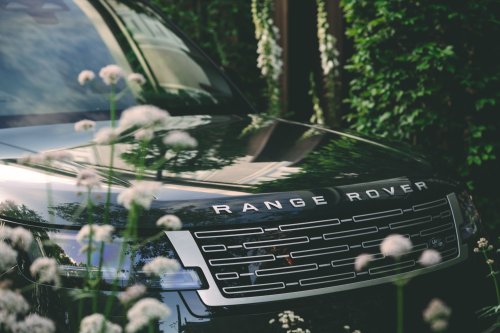 The Electric Range Rover Costs $25,000 More Than The Gas One And Tows A Ton Less