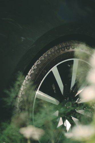 The Electric Range Rover Costs $25,000 More Than The Gas One And Tows A Ton Less