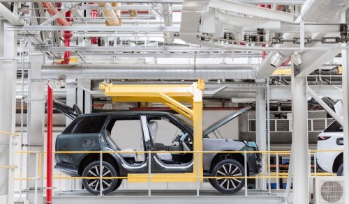 The Electric Range Rover Costs $25,000 More Than The Gas One And Tows A Ton Less
