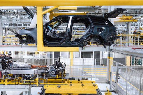 The Electric Range Rover Costs $25,000 More Than The Gas One And Tows A Ton Less