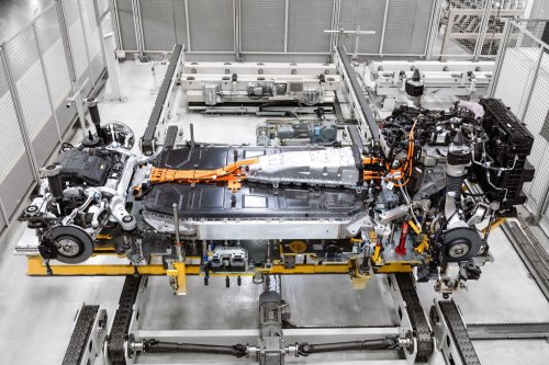 The Electric Range Rover Costs $25,000 More Than The Gas One And Tows A Ton Less