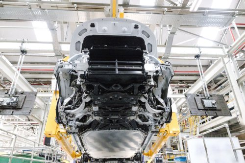 The Electric Range Rover Costs $25,000 More Than The Gas One And Tows A Ton Less