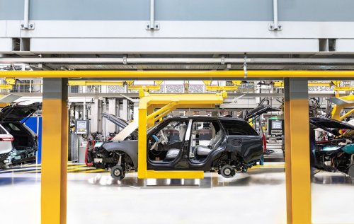 The Electric Range Rover Costs $25,000 More Than The Gas One And Tows A Ton Less