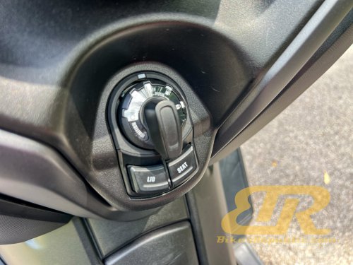 2025 YAMAHA XMAX 250 Test &amp; Review – Still Quick!