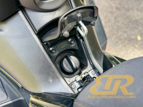 2025 YAMAHA XMAX 250 Test &amp; Review – Still Quick!