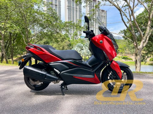 2025 YAMAHA XMAX 250 Test &amp; Review – Still Quick!