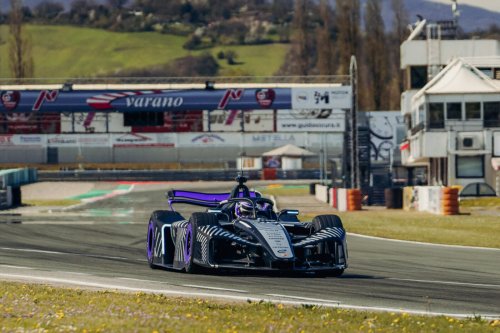 Porsche, Porsche unveils future Formula E racing car: the 975 RSE