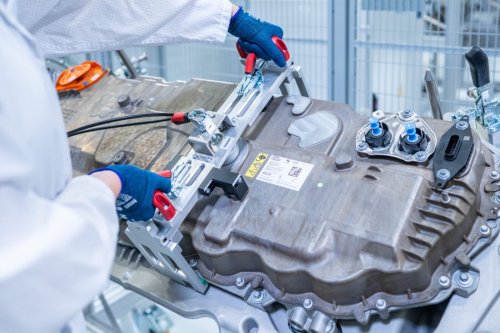 BMW launches pre-series production for central control unit of iX5 Hydrogen