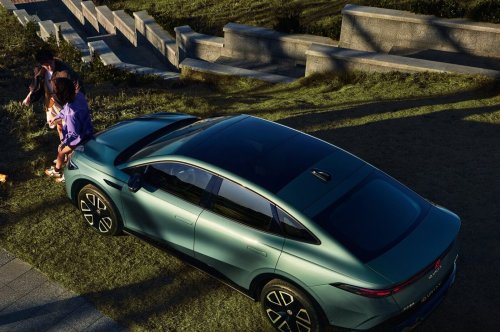VW launches the ID. Unyx 07 in China