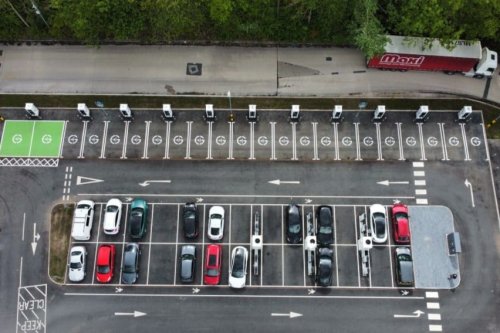 UK: Gridserve opens fast charging hub at Moto Lymm