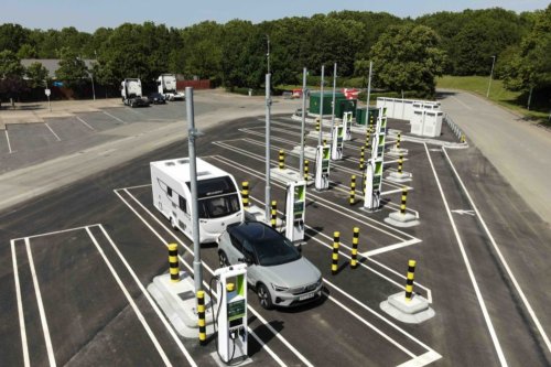 Gridserve opens Electric Super Hub at Moto Tamworth