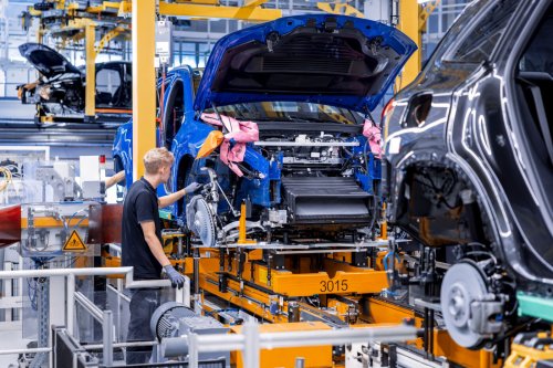 Mercedes pauses GLC production amid battery and wiring shortages