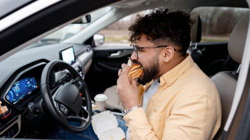 These Are The Worst Foods To Eat While Driving