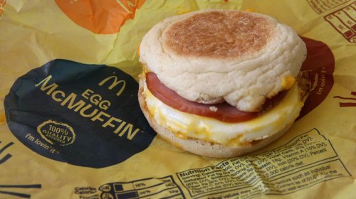 These Are The Worst Foods To Eat While Driving