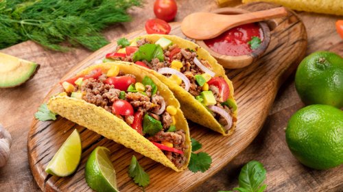 These Are The Worst Foods To Eat While Driving